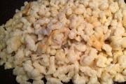 Spätzle werden in der Pfanne angebraten.