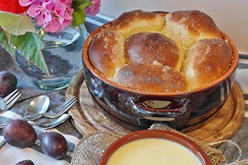 Buchteln im Topf mit Vanillesauce.