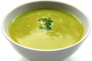 Grüne Suppe in einer Schüssel.