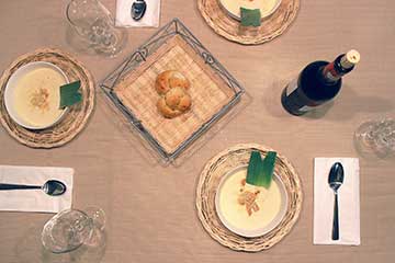 Krensuppe, © Pixabay Krensuppe auf gedecktem Tisch.