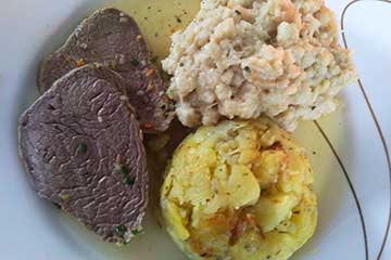 Rindfleisch mit Semmelkren, © Kaiser Rindfleisch mit Semmelkren und gerösteten Erdäpfeln.