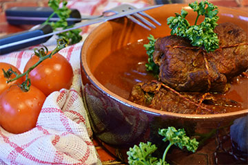 Rindsroulade, © Pixabay Rindsroulade in einem Topf.
