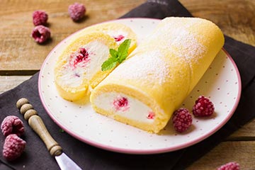Himbeerroulade, © Pixabay Himbeerroulade auf einem Teller angerichtet.