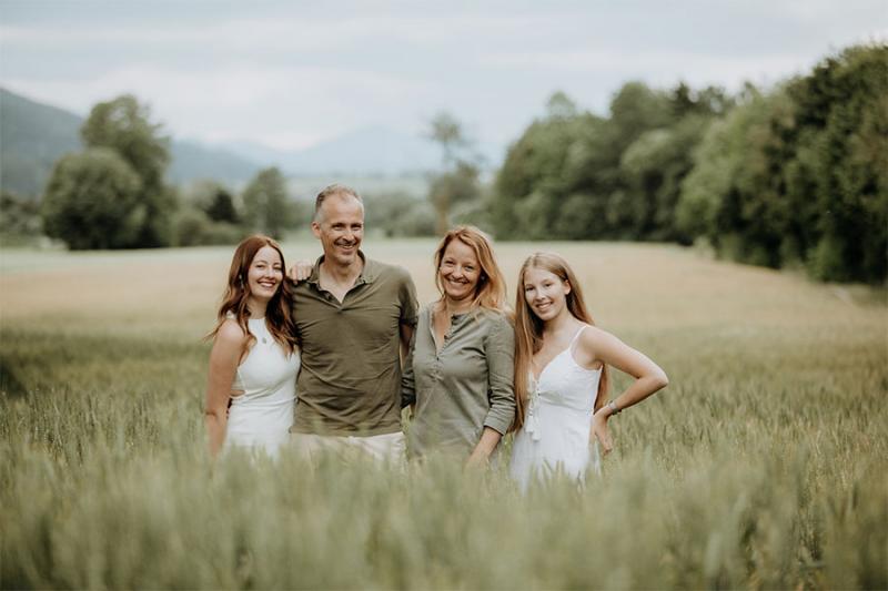 Familie Rothwangl bei einem gemeinsamen Spaziergang durch die Region. Foto: nixxipixx