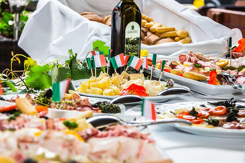 Bei Feiern gibt es ein leckeres Buffet. Foto: Malatschnig