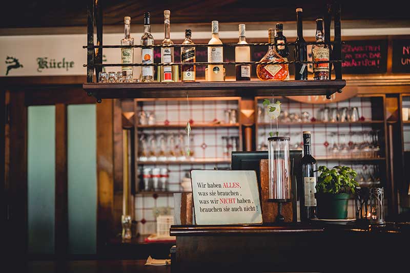 Der Landgasthof hat auch einen Barbereich. Foto: nixxipixx