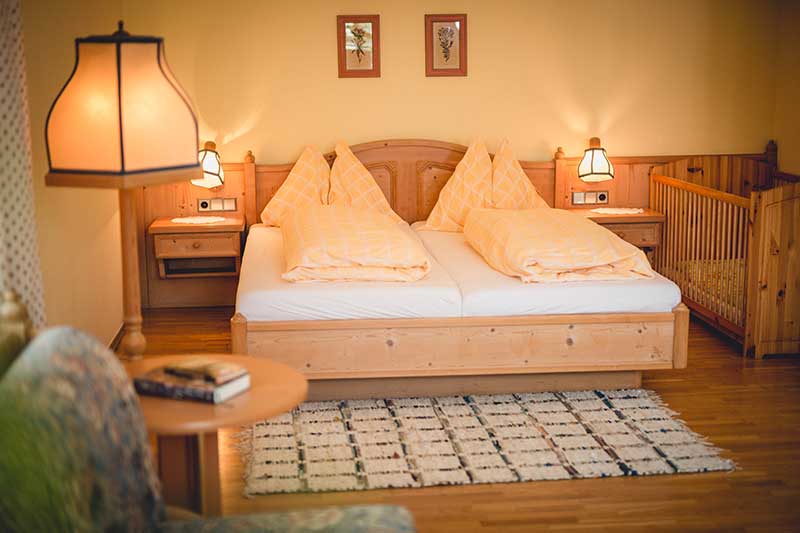 Die Schlafzimmer sind gemütlich eingerichtet. Foto: nixxipixx
